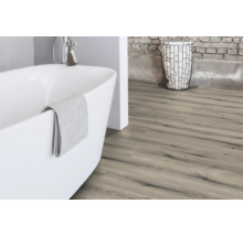 Modernes Badezimmer mit Badewanne, Handtuch und Holzboden