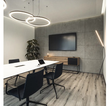 Modernes Büro mit Konferenztisch, Stühlen und Beleuchtung
