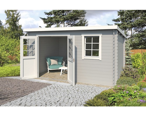 Gartenhaus aus Holz mit Fenster und offener Doppeltür, eingerichtet mit Sessel und Tisch