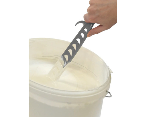 Eimer mit Farbe und Farbrührer