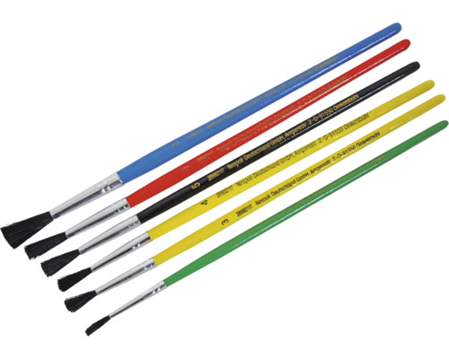 Set aus sechs Borstenpinseln mit farbigen Griffen