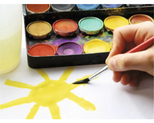 Aquarellfarbenkasten mit Pinsel und gemalter Sonne