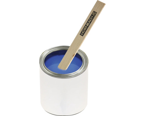 Farbeimer mit blauem Farbanstrich und Holzrührer