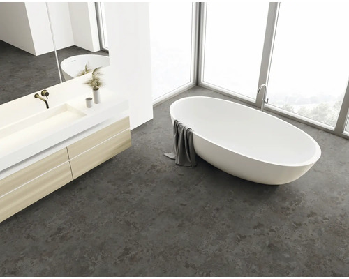 Helles Badezimmer mit freistehender Badewanne, Waschtisch und großem Fenster.