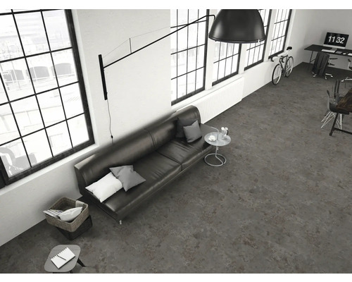 Wohnzimmer mit Sofa, Tisch und Fenster für ein modernes Ambiente