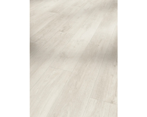 Heller Laminatboden im Detail