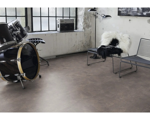 Szene mit Schlagzeug, Stühlen und Bodenbelag in einem Raum mit großem Fenster.