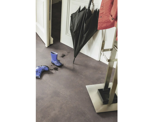 Flur mit Schmutz, Regenschirm, Jacke, Schuhregal und Gummistiefeln auf dem Boden