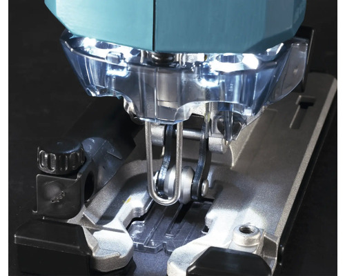 Detailaufnahme einer Stichsäge mit Metallsägeblatt und Kunststoffschutz