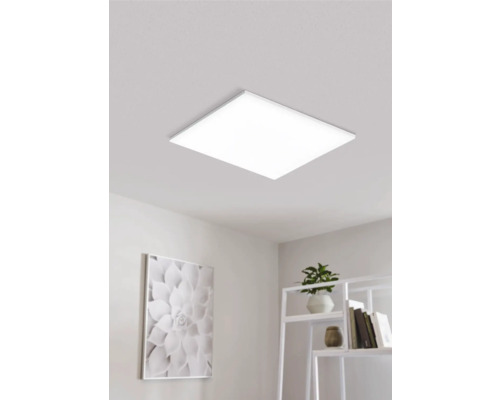 Quadratische LED Deckenleuchte in einem hellen Raum
