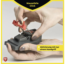 Eine Hand aktiviert eine graue, wiederverwendbare Mausefalle.