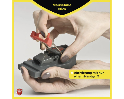 Eine Hand aktiviert eine graue, wiederverwendbare Mausefalle.