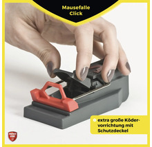 Eine Hand spannt eine Mausefalle.