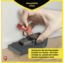 Eine Hand spannt eine Mausefalle