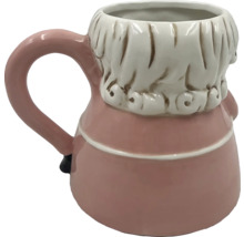 Keramiktasse in Form einer Figur mit Griff
