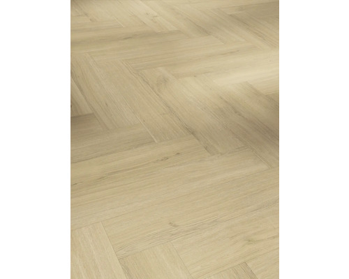 Verlegung von hellem Laminat im Fischgrätmuster