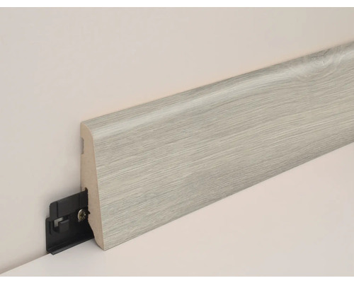 Sockelleiste mit Befestigungsclip an der Wand