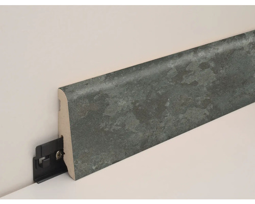 Sockelleiste mit Clipbefestigung an einer Wand