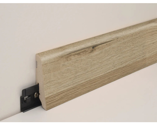 Sockelleiste mit Holzstruktur und Befestigungsclip