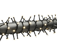 Lichterkette mit warmweißen Lichtern auf einer Stange