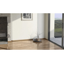 Wohnzimmer mit Kamin, Deko und Terrassentür