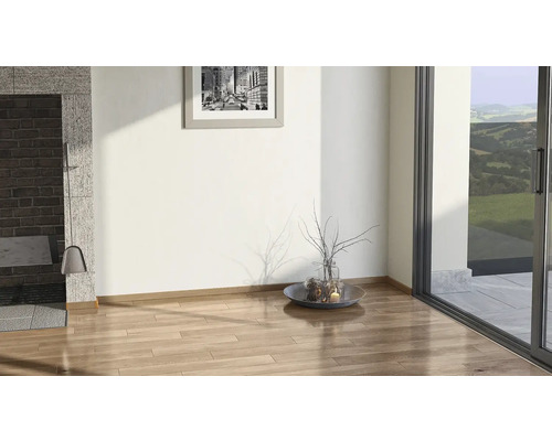 Wohnzimmer mit Kamin, Deko und Terrassentür