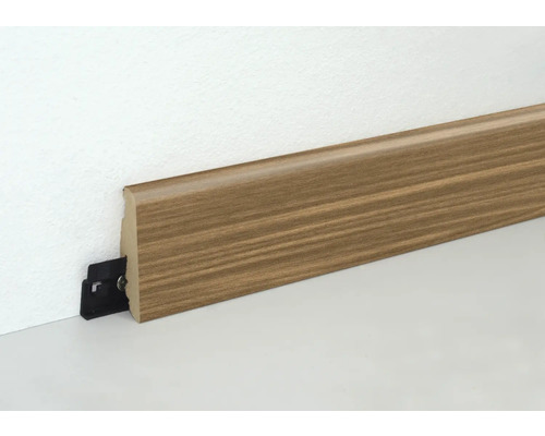 Sockelleiste aus Holz mit Montageclips an der Wand