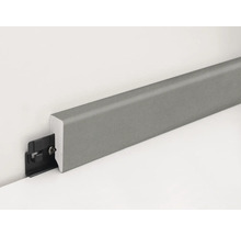 Sockelleiste aus Kunststoff mit Befestigungsclip an einer Wand