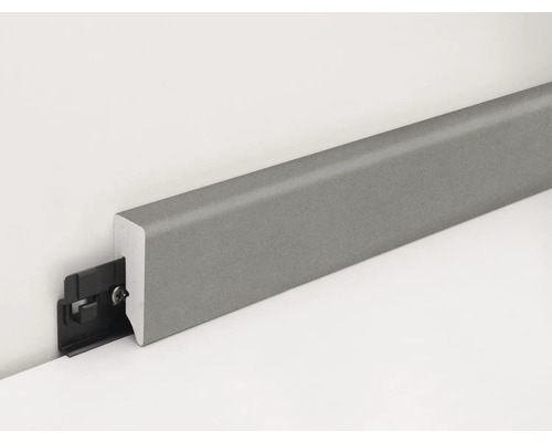 Sockelleiste aus Kunststoff mit Befestigungsclip an einer Wand