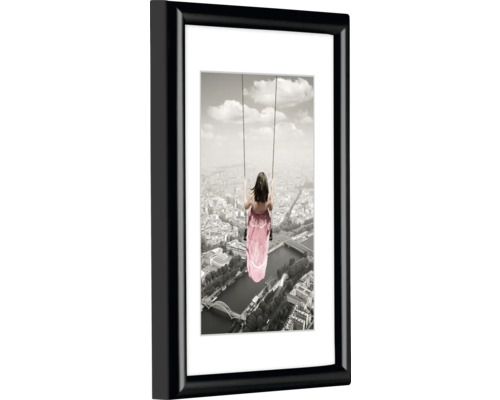 Gerahmtes Bild mit einer Frau auf einer Schaukel über einer Stadt