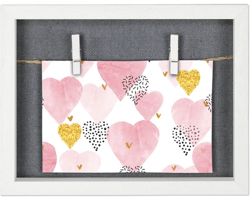 Dekorativer Bilderrahmen mit Herzmuster und Wäscheklammern