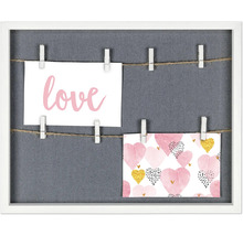 Dekorativer Rahmen mit Wäscheklammern, Schnur und Motiven