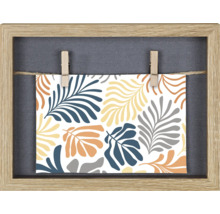 Bilderrahmen mit Blattmuster, befestigt mit Klammern an einer Kordel