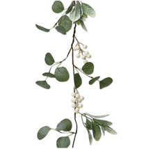 Eukalyptusgirlande mit Beeren zur Dekoration