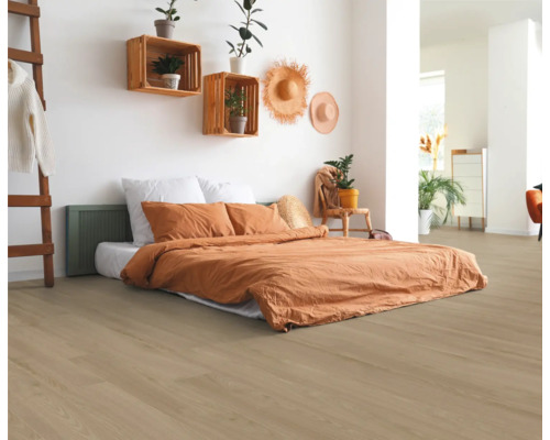 Helles Schlafzimmer mit Doppelbett und Holzboden