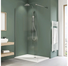 Badezimmer mit Dusche, Duschwanne, Duscharmatur, Handtuchheizkörper und Waschbecken