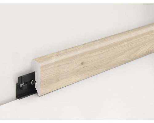 Sockelleiste mit Befestigungsclip an der Wand montiert