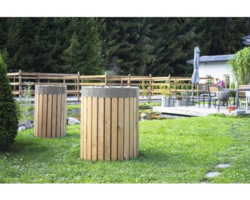 Gartenszene mit zwei hölzernen Regentonnen im Außenbereich