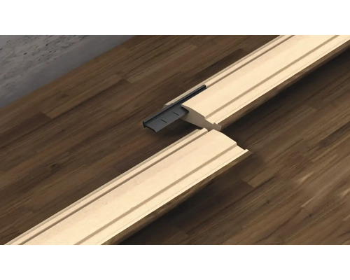 Zwei Holzfußleisten werden mit einem Clip verbunden.