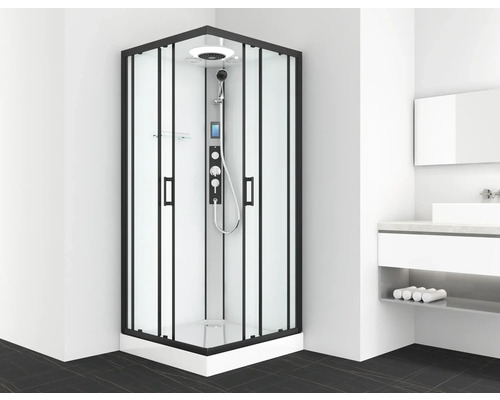 Eckdusche mit Brausegarnitur in einem Badezimmer