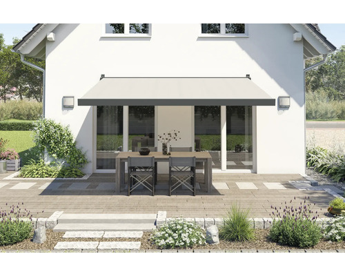 Terrasse mit Markise, Tisch und Stühlen an einem Wohnhaus
