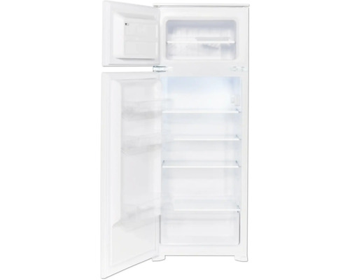 Geöffneter weißer Kühlschrank mit Regalen