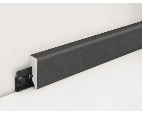 Sockelleiste mit Clipmontage an einer Wand