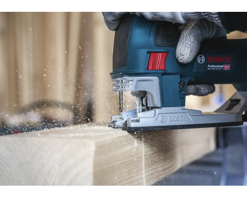 Bosch Stichsäge schneidet Holz, Späne fliegen