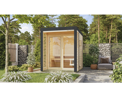 Freistehende Gartensauna aus Holz mit Glastür und Sitzbänken im Aussenbereich.