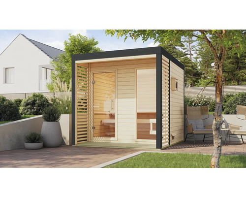 Außensauna mit Glasfront, Holzwänden und Sitzgelegenheiten im Garten