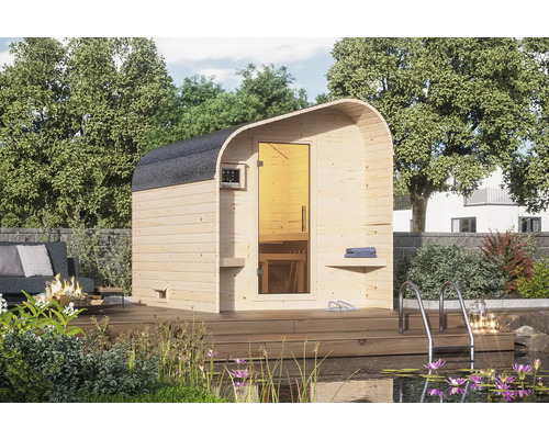 Fasssauna Karibu Fassy 2 inkl. 9 KW Ofen u.ext.Steuerung und Ganzglastür aus Klarglas Außensauna aus Holz mit Glastür auf einer Holzterrasse in einem Garten