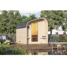 Außensauna aus Holz mit Glastür und Teich in einem Garten