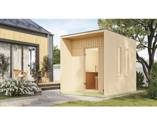 Außensauna aus Holz mit Glastür und Fenstern im Garten.