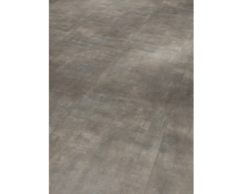 Verlegtes Vinyl mit Steinoptik.